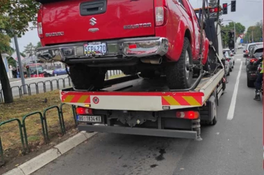 AMERIČKI DRŽAVLJANIN OSTAVIO DŽIP NASRED PEŠAČKOG! Majke sa decom u kolicima nisu mogle da pređu ulicu, građani odmah reagovali pa ga "pauk" odneo! (FOTO)