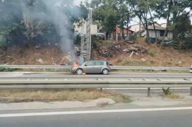 GORI AUTOMOBIL KOD KONJARNIKA: Vatra zahvatila haubu, plamen se širi! (FOTO)