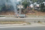 GORI AUTOMOBIL KOD KONJARNIKA: Vatra zahvatila haubu, plamen se širi! (FOTO)