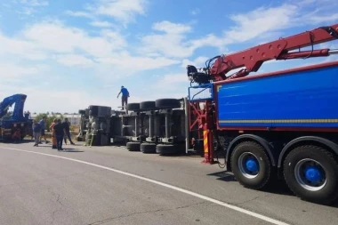 HAOS NA PUTU KOD NOVOG SADA! Kamion završio na boku, stvara se ozbiljan zastoj (FOTO)