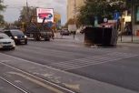 "CRVENI AUTO IZBEGAO SMRT ZA MILIMETAR!" Haos na Slaviji: Vozaču ispala posuda sa prikolice direktno pred vozilo! (FOTO, VIDEO)