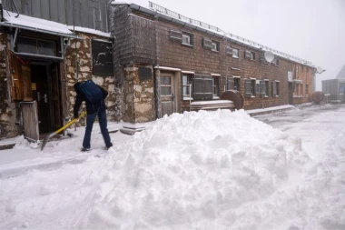 OČEKUJE SE DA PADNE I DO 2 METRA SNEGA! Evropa ne pamti ovakav septembar, neki delovi VEĆ ZAVEJANI! Ljudi u panici!