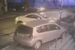 PRI PUNOJ BRZINI DEMOLIRAO PARKIRANI AUTOMOBIL PA POBEGAO: Horor na Voždovcu, kamere snimile jeziv prizor (VIDEO)