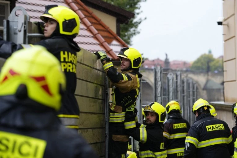 JEZIVE SCENE! VIŠE OD 65.000 LJUDI OSTALO BEZ STRUJE! Počele HITNE evakuacije! Ciklon BORIS nema milosti! (FOTO/VIDEO)