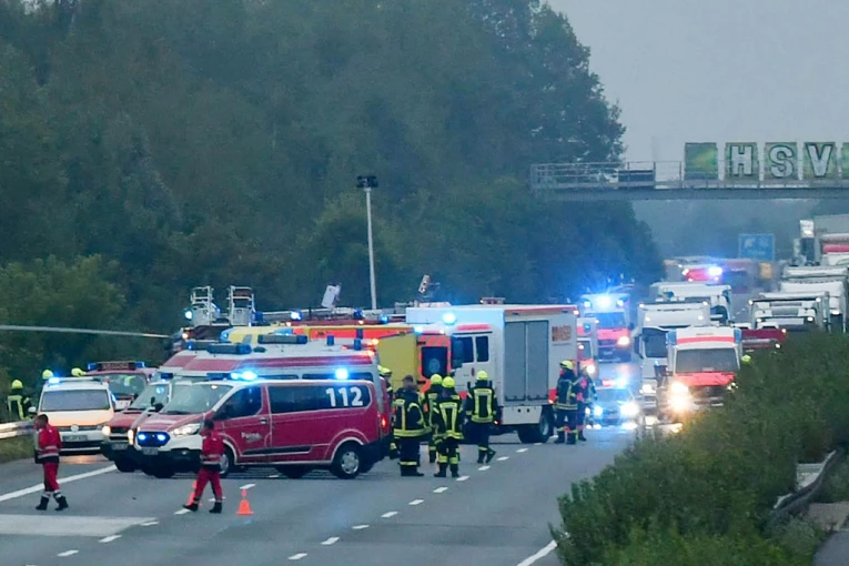 TRAGEDIJA U AUSTRIJI Bračni par Hajdarević poginuo u saobraćajnoj nesreći, sa njima u kolima bila i beba! (FOTO)