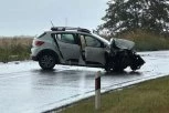 JEDAN AUTOMOBIL SMRSKAN, DRUGI U KANALU! Teška nesreća kod Žitišta! (FOTO)