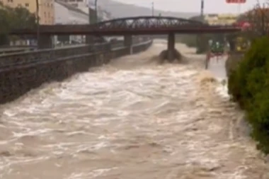 IZLIO SE DUNAV U BEČU! Kuće već poplavljene, ljudi evakuisani čamcima! Scene sa ulica LEDE KRV u žilama! (FOTO/VIDEO)