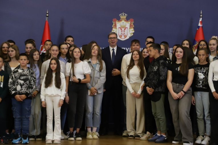 "VI NOSITE U SEBI SRPSKI DUH SVOJIH PREDAKA!" Vučić uputio deci iz regiona važnu poruku: "Nikad ne zaboravite korene! Dobro došli kući!" (FOTO)