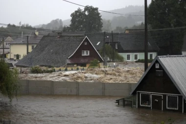 POLJSKI GRAD POD VODOM! U toku je HITNA evakuacija, brana popustila! Veoma opasna situacija (FOTO/VIDEO)