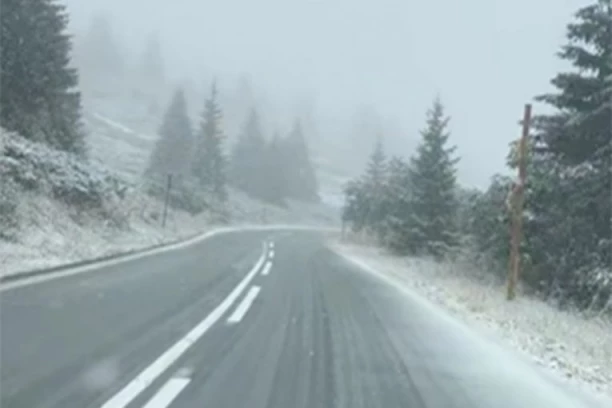 SNEG I MEĆAVA PARALISALI ZEMLJU: Nanosi prekrili autoput, oluja čupa stabla, kiša poplavila gradove (VIDEO)