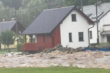 KATASTROFA U ČEŠKOJ! Morava poplavila ceo grad za deset minuta! LJUDI NA KROVOVIMA SE BORE ZA GOLI ŽIVOT! (VIDEO/FOTO)