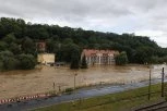 GRAĐANI U PANICI, DOZIVAJU UPOMOĆ I TRAŽE INFORMACIJE O EVAKUACIJI! Talas samo što nije zbrisao grad, a stanovnici nemaju način da se sklone - UŽAS! (VIDEO)