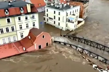 "SVE JE UNIŠTENO, OVO JE APOKALIPSA!" Gradonačelnik na ivici suza! Izneo JEZIVE podatke o SMRTONOSNOJ poplavi (VIDEO)