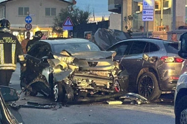 KAĆA (44) POKOSILA MERCEDESOM JASMINU (18) I NJENU DRUGARICU (17)! Ubila ih dok su izlazile iz autobusa! Vozila BAHATO! Ima i povređenih! (FOTO)