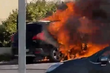 (UZNEMIRUJUĆE!) AUTOMOBIL U PLAMENU! Muškarac pucao u bivšu ŽENU i TAŠTU, pa izvršio samoubistvo! (VIDEO)