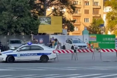 POLICIJA POČELA DA ZATVARA DEO BEOGRADA IZ KOG ĆE BITI IZMEŠTENA GRANATA: Uklonite parkirana vozila, ponašajte se po uputstvu! (FOTO/VIDEO)