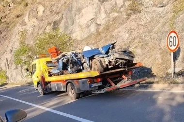 JEZIVA SLIKA VOZILA U KOJEM JE STRADALA PORODICA IZ RAŠKE! Odšlepan automobil nakon strašnog sudara sa vojnim transporterom! (FOTO)