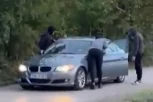 (UZNEMIRUJUĆE!) OBJAVLJEN STRAVIČAN SNIMAK: Batinaši sa fantomkama tuku BEJZBOLKAMA momke u automobilu! (VIDEO)