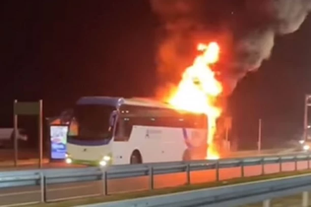 ZAPALIO SE AUTOBUS! Išao linijom koju Srbi svaki dan koriste