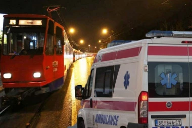 DRAMA! Hitna pomoć reanimira vozača tramvaja! IZAŠAO I SAMO PAO!