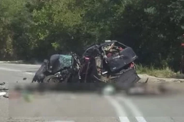 JEZIVE SCENE NA MESTU NESREĆE KOD ČAJETINE U KOJOJ JE POGINULA ŽENA! Automobil smrskan, totalno neprepoznatljiv! (FOTO)