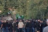 VANDALI KUJU PLANOVE ISPRED STADIONA: Atmosfera pred derbi dolazi do usijanja! (VIDEO)