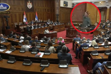 ĆUTA POKAZAO DA JE OPOZICIJA SPREMNA ZA FIZIČKI OKRŠAJ I GRAĐANSKI RAT! Izrevoltirani opozicionar GAĐAO ministre (FOTO/VIDEO)