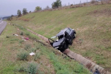 SLETEO SA PUTA I ZAKUCAO SE U BETONSKI PROPUST! Prve slike sa mesta nesreće kod Čačka: Detetu i ženi se bore za život! (FOTO)