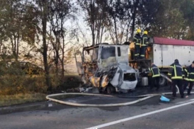 JEZIVE FOTOGRAFIJE NESREĆE KOD PANČEVA! U sudara automobila i kamiona vozač nastradao, vozilo u potpunosti izgorelo (FOTO)