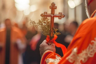 PROTESTI ZBOG ZABRANE KRSTA: Odluka prestižne škole da učenicama onemogući nošenje krstića jer je „uvredljiv“ izazvala burne reakcije