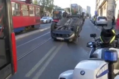 KATASTROFALNA SAOBRAĆAJKA U ULICI VOJVODE STEPE! Auto od siline udara završio na krovu (FOTO)