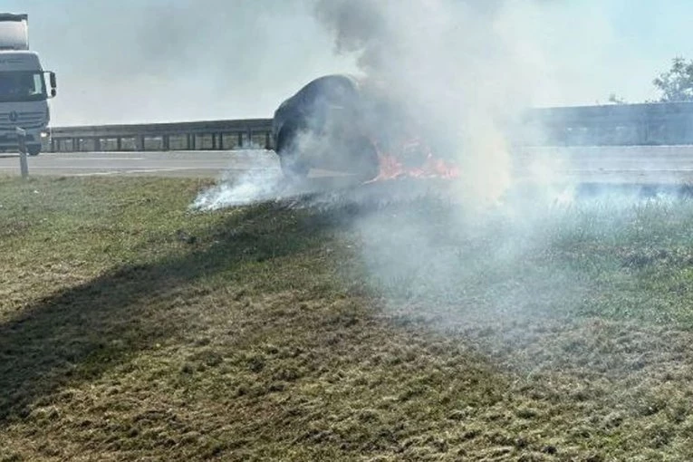 BUKTINJA NA AUTO-PUTU! Gori automobil kod Pećinaca, PLAMEN I DIM KULJAJU NA SVE STRANE (FOTO)