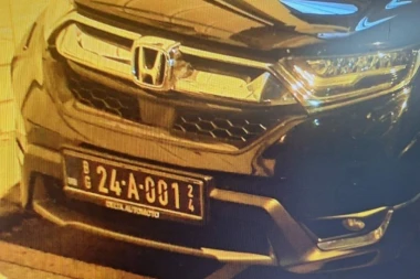 POGLEDAJTE KAKO SE BAHATI HRVATSKI AMBASADOR U BEOGRADU! Parkirao automobil na žutoj liniji i otišao! (FOTO)