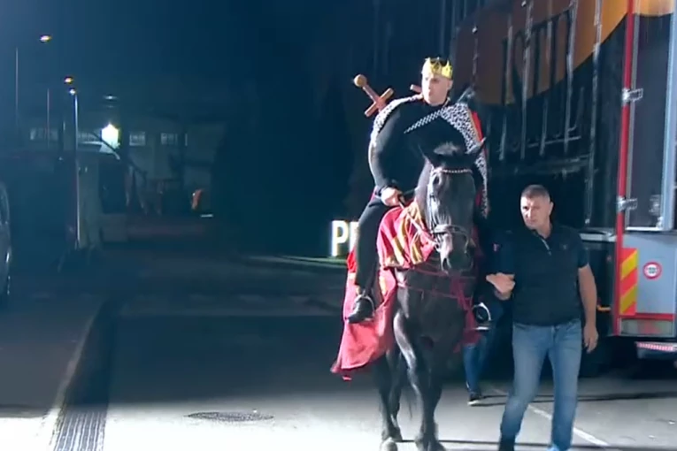 KRISTIJAN GOLUBOVIĆ DOJURIO NA KONJU! Spektakularan ulazak na "Farmu 8", ova scena će SRUŠITI trending!