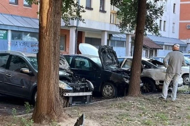 TRI AUTOMOBILA IZGORELA U NOVOM SADU! Ogromna šteta, uzrok nije poznat! (FOTO)