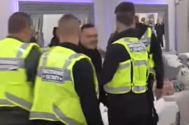 OBEZBEĐENJE ULETELO MUNJEVITOM BRZINOM, HAOS ZBOG PRONAĐENOG PAKETA! Hitno se oglasio Veliki Šef!