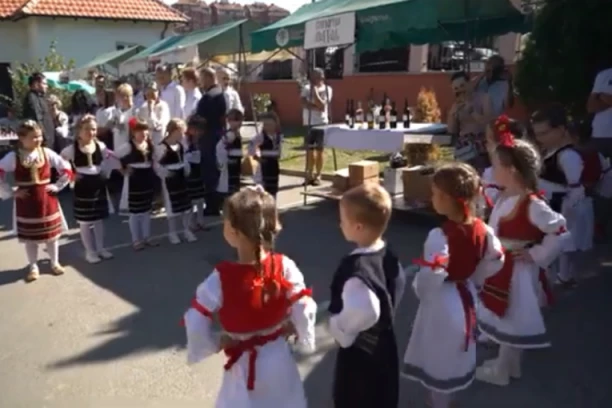 BEOGRAD JE DANAS NAJSVETIJE MESTO U SRPSKIM ZEMLJAMA: Festival manastirskih vina i proizvoda okupio najveće srpske svetinje (VIDEO)