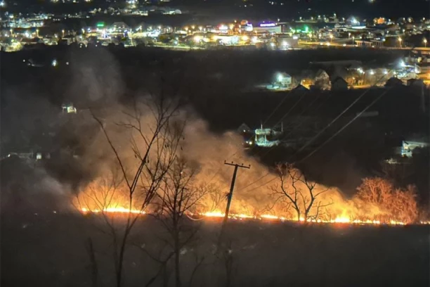 "SCENE SU ZASTRAŠUJUĆE, KAO IZ HOROR FILMOVA" Očevici požara u Sjenici o vatri koja guta sve pred sobom (FOTO, VIDEO)