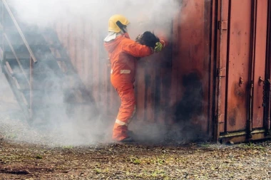 VATROGASCI IZ ROŽAJA IZVELI SPEKTAKULARNU AKCIJU SPASAVANJA DETETA (3) IZ ZAPALJENOG STANA! Postali heroji cele Crne Gore!