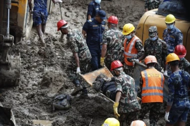 HITNA EVAKUACIJA VIŠE OD 3.600 LJUDI! Skoro 150 MRTVIH u stravičnim poplavama i klizištima! U toku je potraga za NESTALIMA! (FOTO/VIDEO)