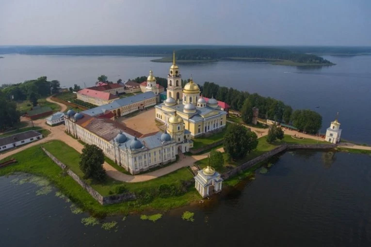 SVETI GRAD NA VODI, JEDINSTVENA SVETINJA U PRAVOSLAVLJU: Sve tajne riznice Manastira Nilo-Stolobenska pustinja