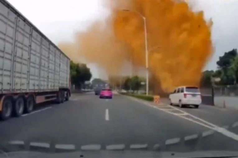 EKSPLODIRALA KANALIZACIONA CEV, FEKALIJE POLETELE NA SVE STRANE: Pešaci i vozači ogorčeni, "Auto mi je sasvim uništen" (VIDEO)