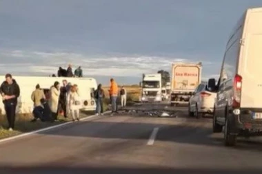 JEDNA OSOBA POGINULA, 27 POVREĐENO! Novi detalji stravičnog sudara školskog autobusa i automobila kod Inđije!