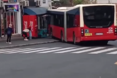 KARAMBOL NA ZELENOM VENCU! Ugašen autobus se zakucao u banderu i kamion! (VIDEO)