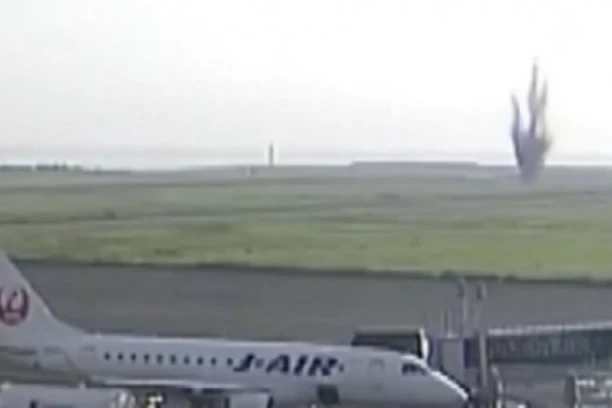 EKSPLODIRALA BOMBA NA AERODROMU! Horor kraj piste, napravljen veliki krater! OTKAZANI SVI LETOVI (VIDEO)