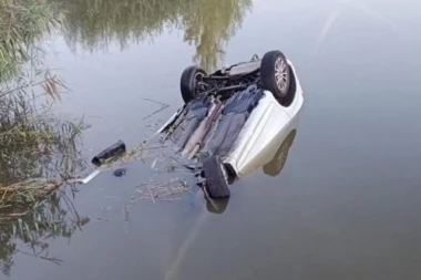 SAZNAJEMO! NASTRADAO MUŠKARAC U BORČI! Automobilom sleteo s puta i upao u kanal PUN VODE