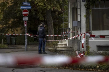 JEZIVI DETALJI STRAVIČNOG NAPADA NOŽEM KOD VRTIĆA! Kinez izbo tri dečaka (5), OVO je mogući razlog UŽASA?!