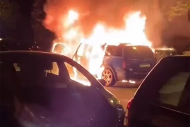 GORI AUTOMOBIL NA KARABURMI! Vatra se širi, vatrogasci na terenu! (VIDEO/FOTO)