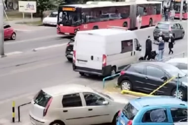 NEVIĐENA BAHATOST! Vozač parkirao kombi nasred trotoara, pa blokirao slepog i čoveka u invalidskim kolicima! (VIDEO)