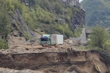 "NE KREĆITE NA PUT BEZ POTREBE, U TOKU JE SPASAVANJE ŽIVOTA": Oglasila se Civilna zaštita BiH, poplave paralisale državu! NESTAO JE ČITAV PUT (FOTO)